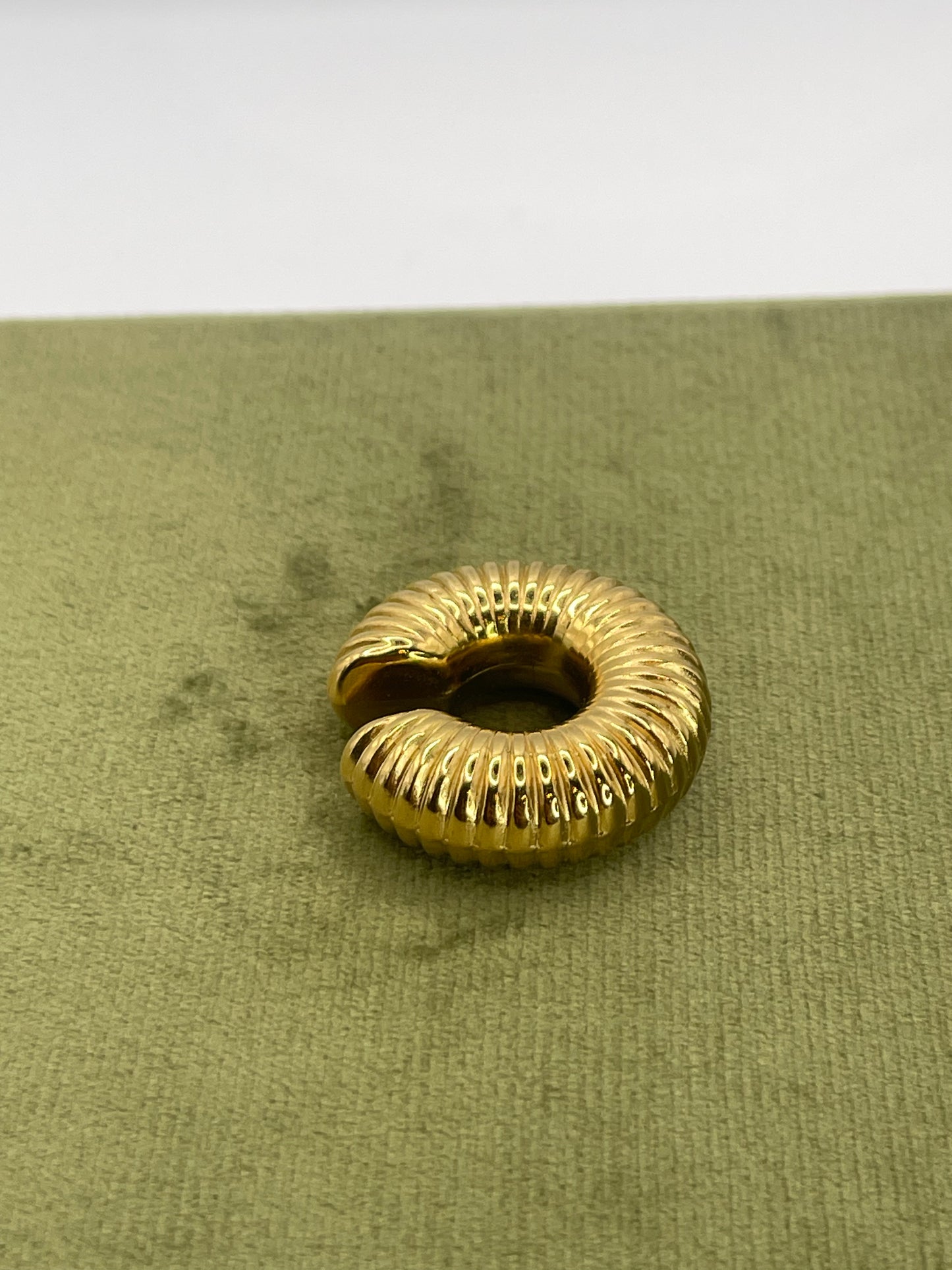 EAR cuff zigrinato.