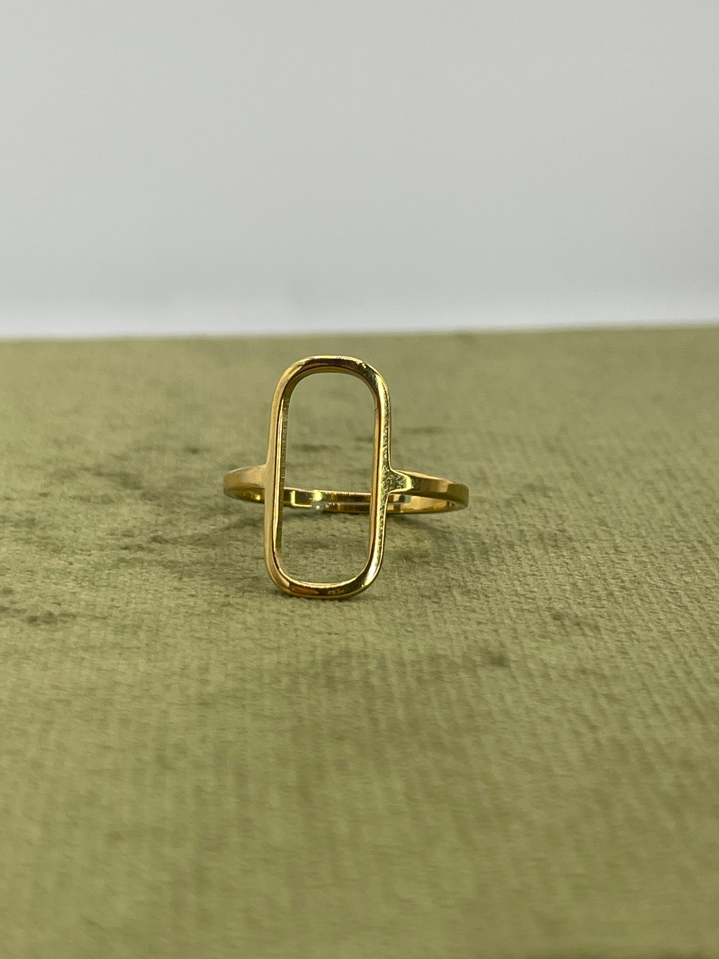 anello ovale fine colore oro