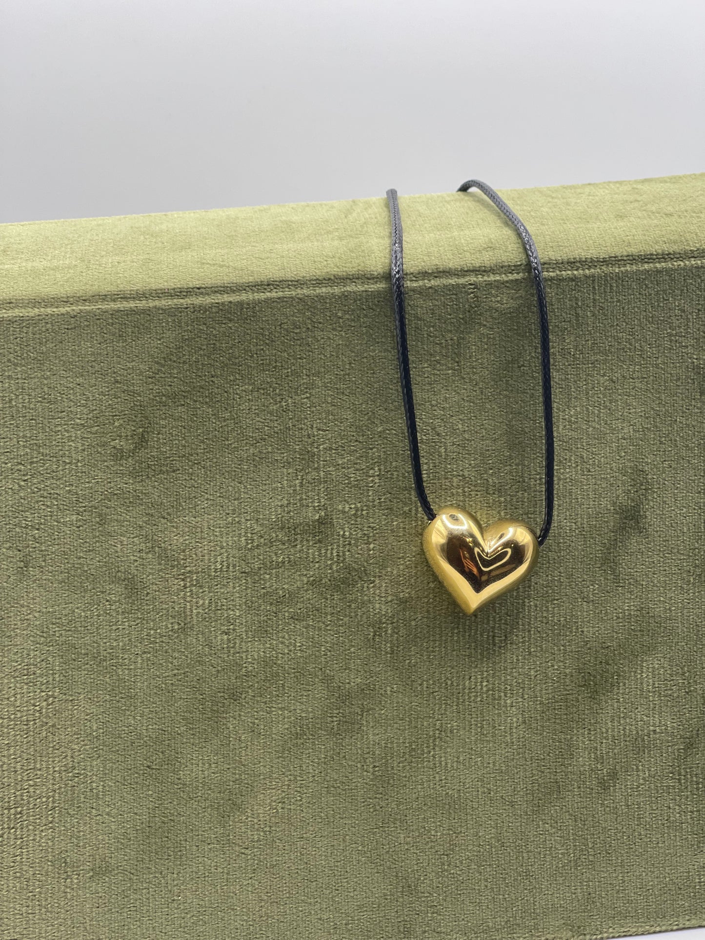 collana filo nero e cuore oro